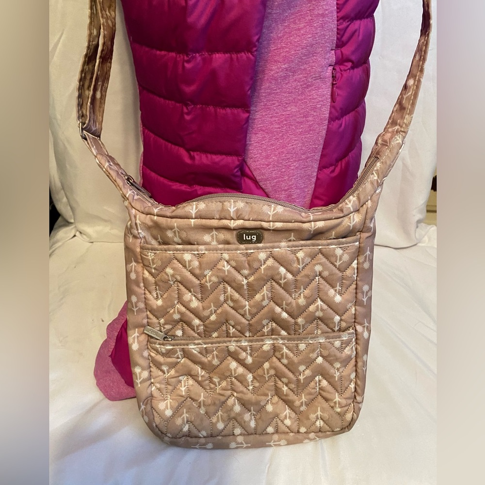 Lug cross body purse  light brown /white / peach inside
